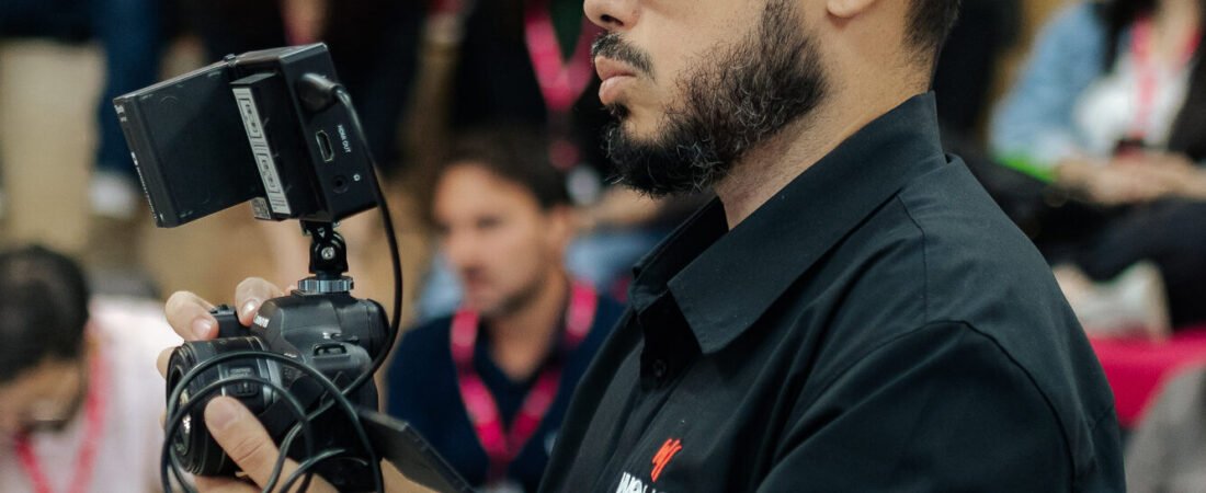 Câmera da WeHold captando palestra em evento corporativo no Rio de Janeiro