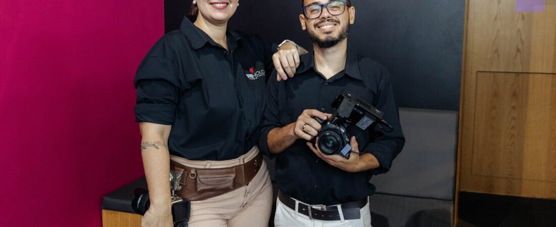 Dupla da equipe própria da WeHold em produção de vídeo com prazo curto