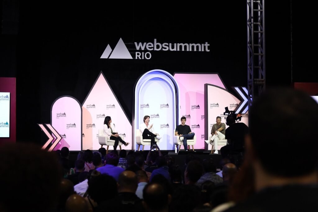 Cobertura do Web Summit Rio: painel no palco principal registrado pela WeHold