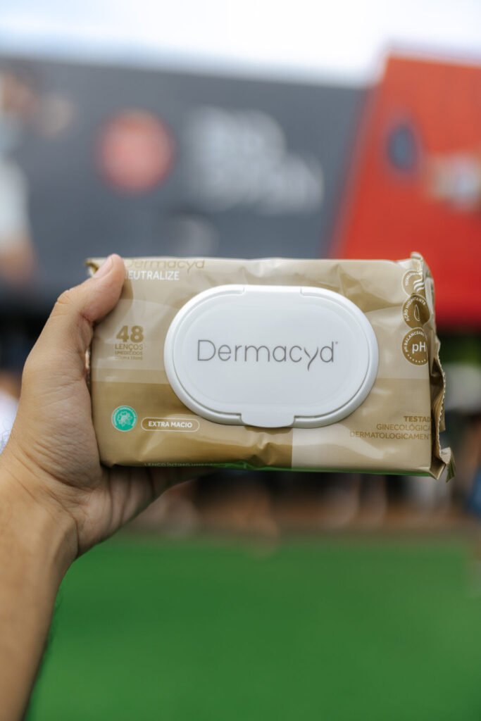 Pacote de lenços umedecidos Dermacyd Neutralize, da EMS, fotografado no Rio Open 2026