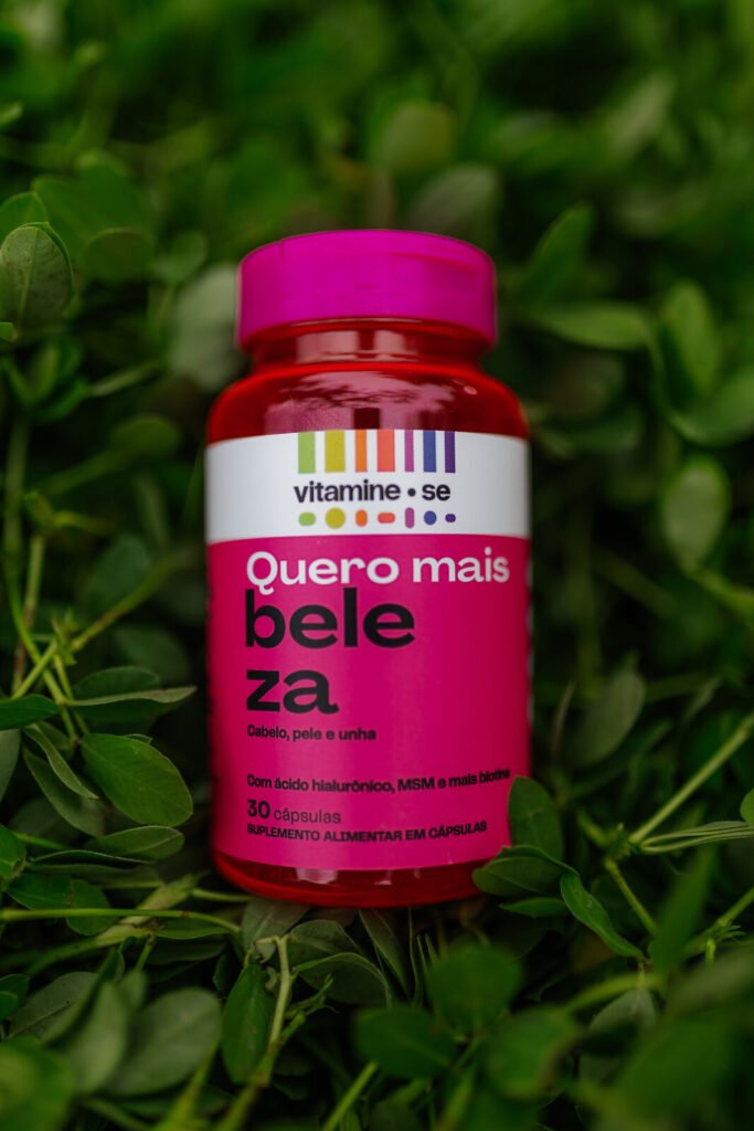 Pote Quero Mais Beleza da linha Vitamine-se da EMS entre a folhagem verde no Rio Open 2026