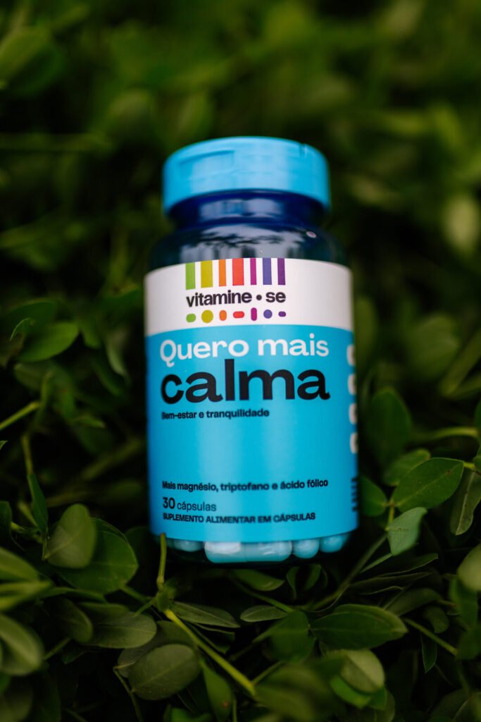 Pote Quero Mais Calma da linha Vitamine-se da EMS entre folhas verdes no Rio Open 2026