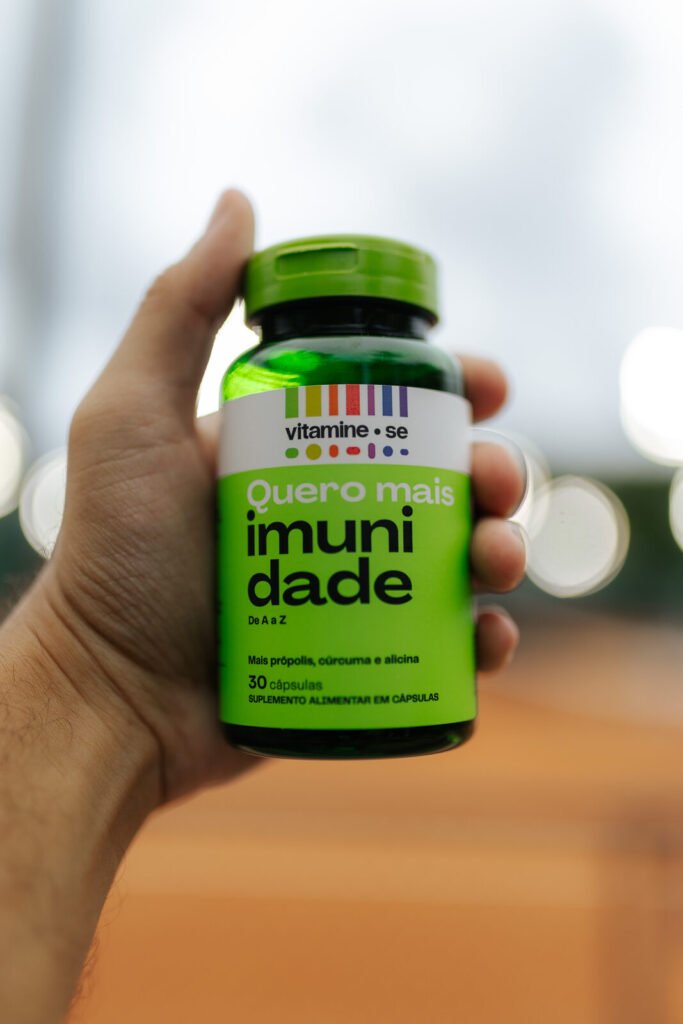 Detalhe do rótulo do pote Quero Mais Imunidade, da linha Vitamine-se da EMS, no Rio Open 2026