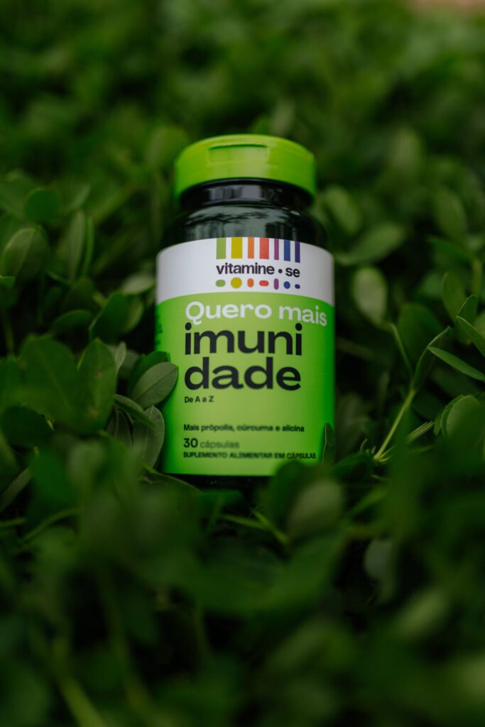 Pote Quero Mais Imunidade da linha Vitamine-se da EMS entre a folhagem verde no Rio Open 2026