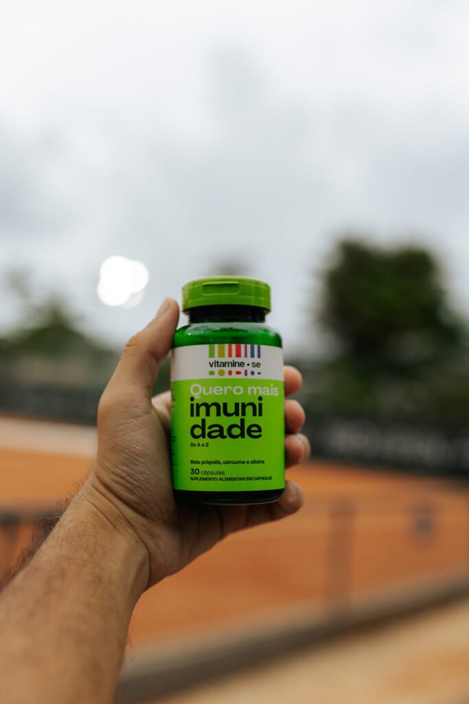 Pote de Quero Mais Imunidade da linha Vitamine-se da EMS em frente à quadra de saibro do Rio Open 2026