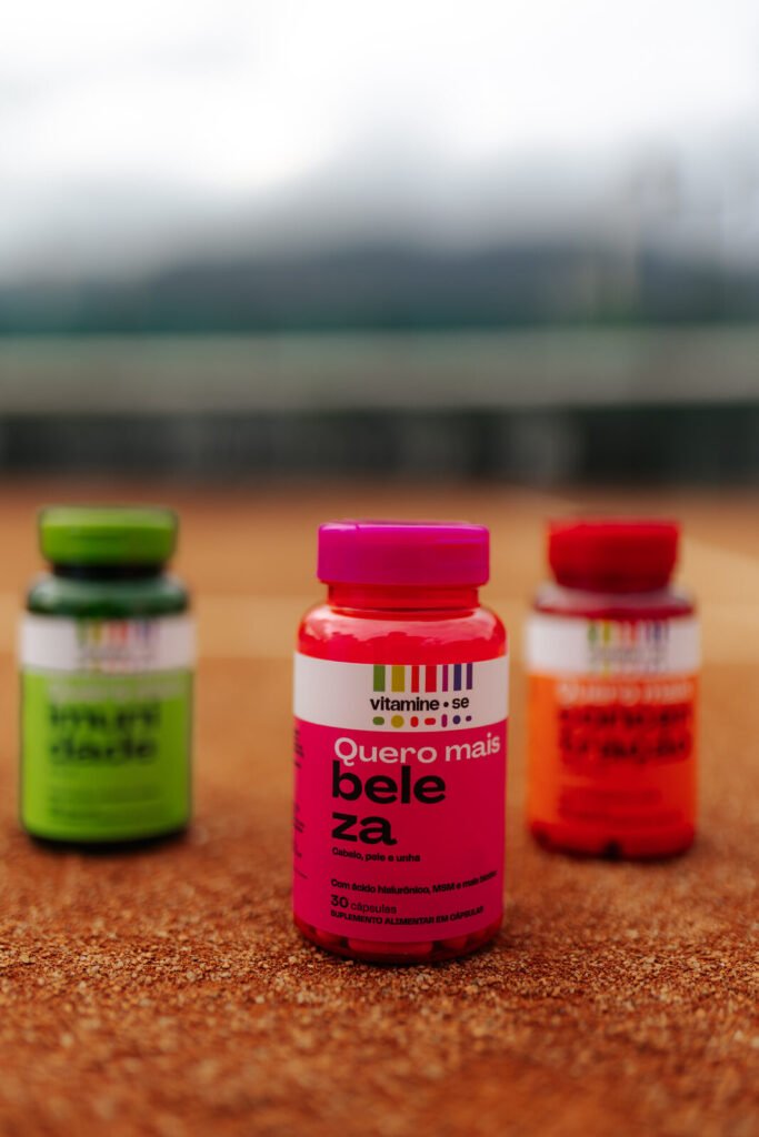 Potes Quero Mais Imunidade, Beleza e Concentração da linha Vitamine-se da EMS sobre o saibro da quadra do Rio Open 2026