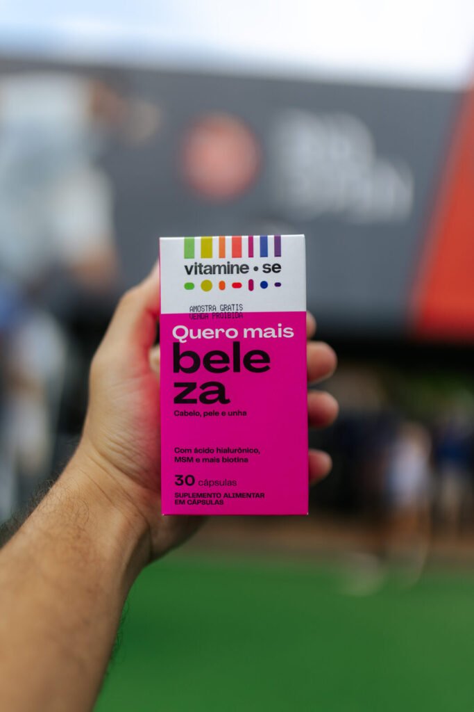 Caixa do suplemento Quero Mais Beleza, da linha Vitamine-se da EMS, no stand do Rio Open 2026