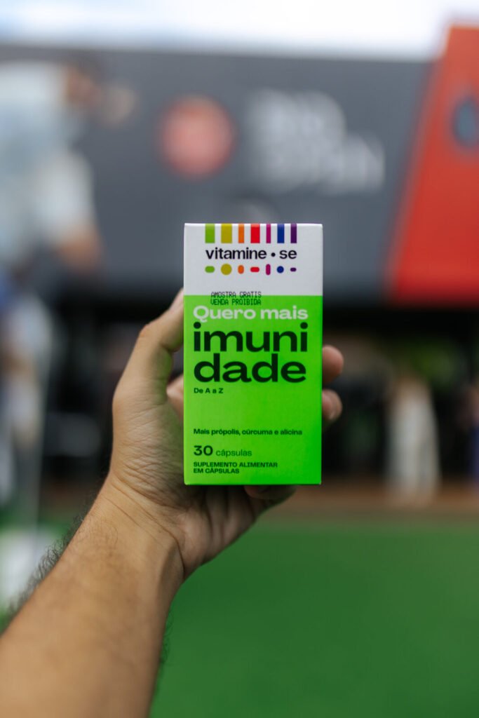 Caixa do suplemento Quero Mais Imunidade, da linha Vitamine-se da EMS, no stand do Rio Open 2026