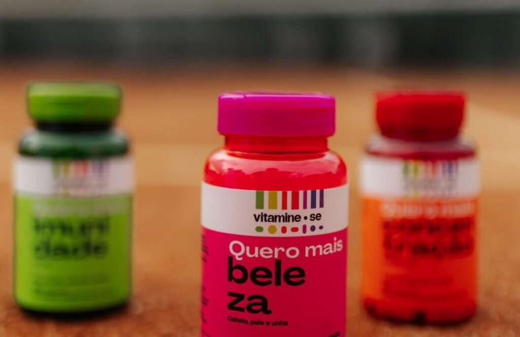 Linha de suplementos EMS Vitamine-se fotografada no saibro do Rio Open 2026