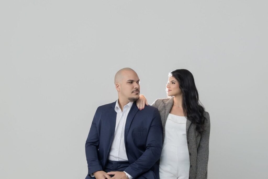Casal de corretores em ensaio corporativo de estudio com fundo branco