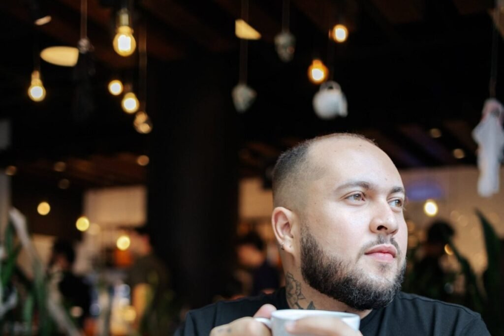 Retrato corporativo descontraido em cafeteria, case de photo shoot da WeHold