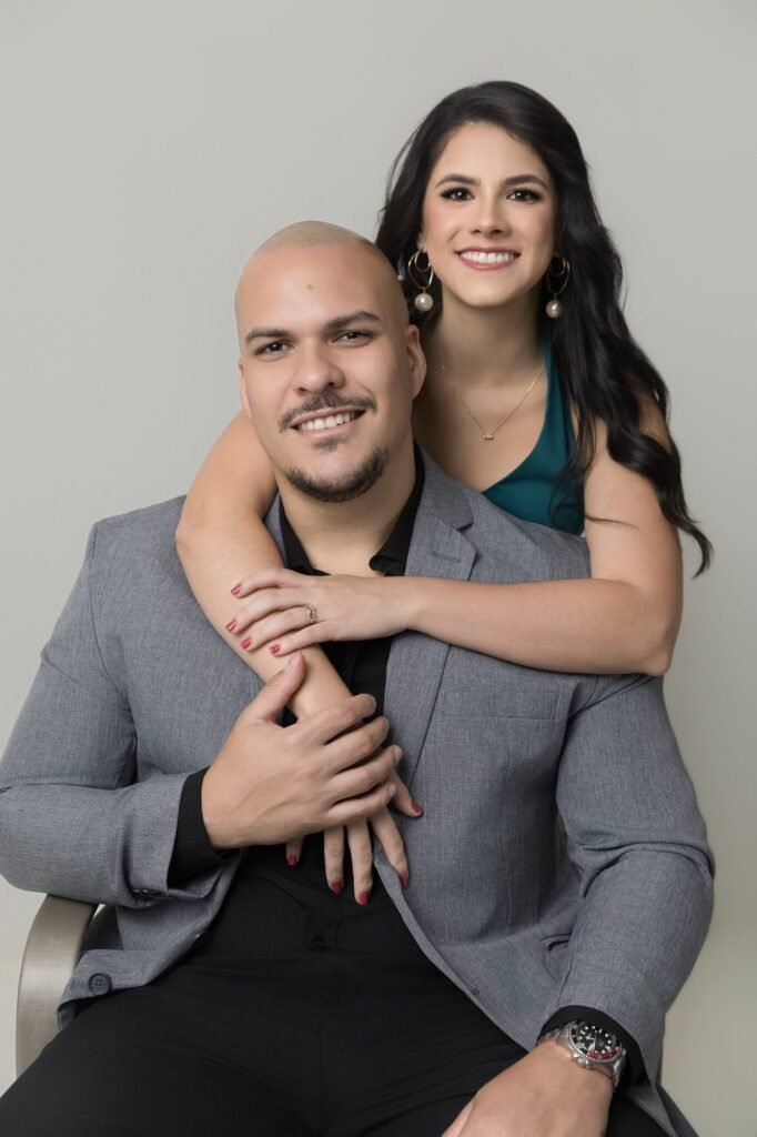 Casal de corretores sorrindo em retrato corporativo de estudio