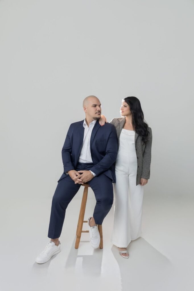Casal de corretores em ensaio corporativo de estudio com fundo branco