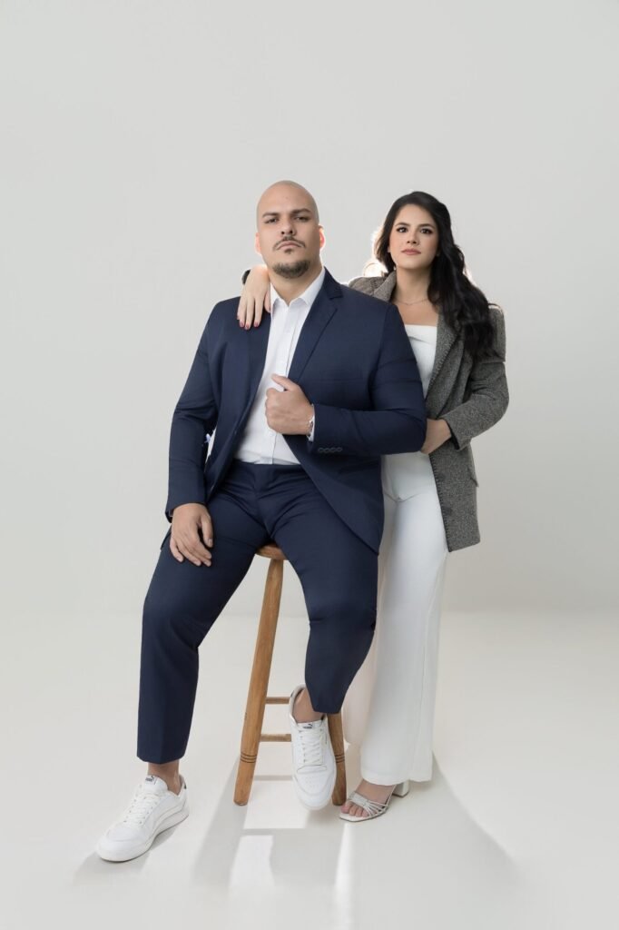 Raissa e Vinicius, casal de corretores, em ensaio corporativo de estudio pela WeHold