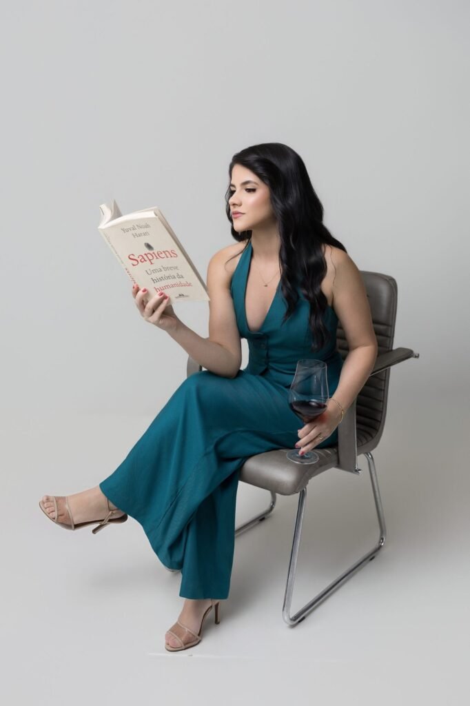 Retrato corporativo feminino em estudio, corretora de imoveis com livro