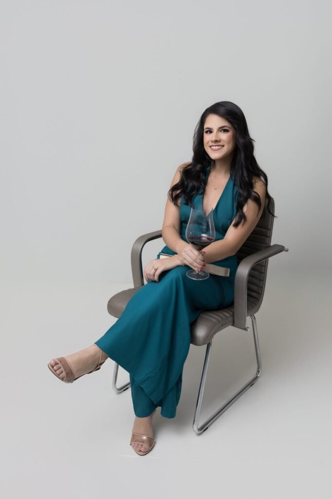 Retrato corporativo feminino sorrindo em ensaio de estudio