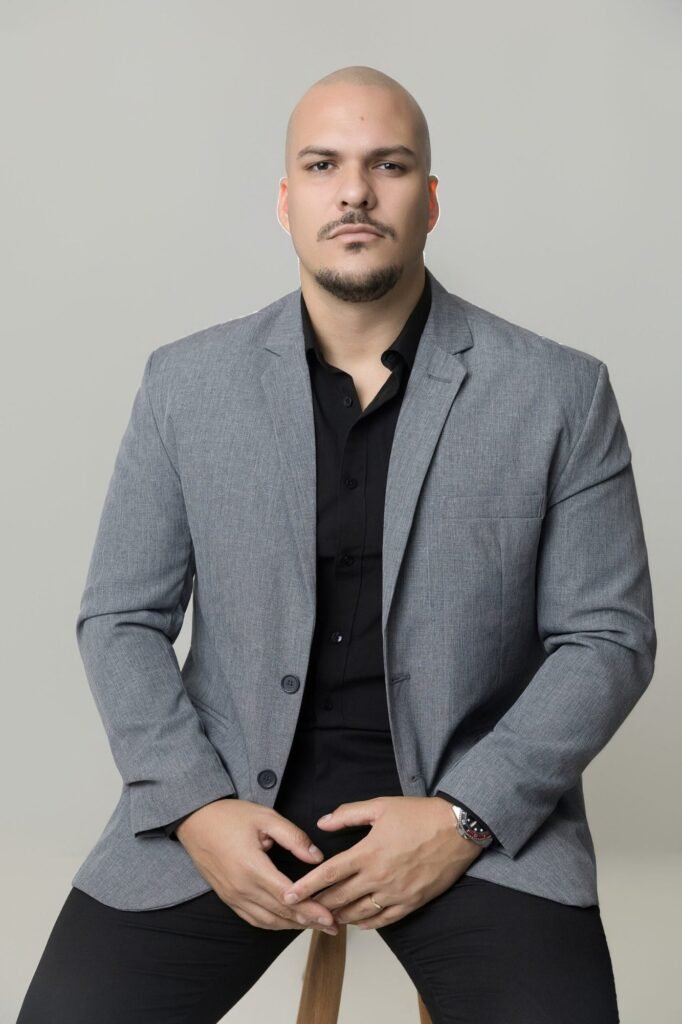 Retrato corporativo masculino em estudio, corretor de imoveis