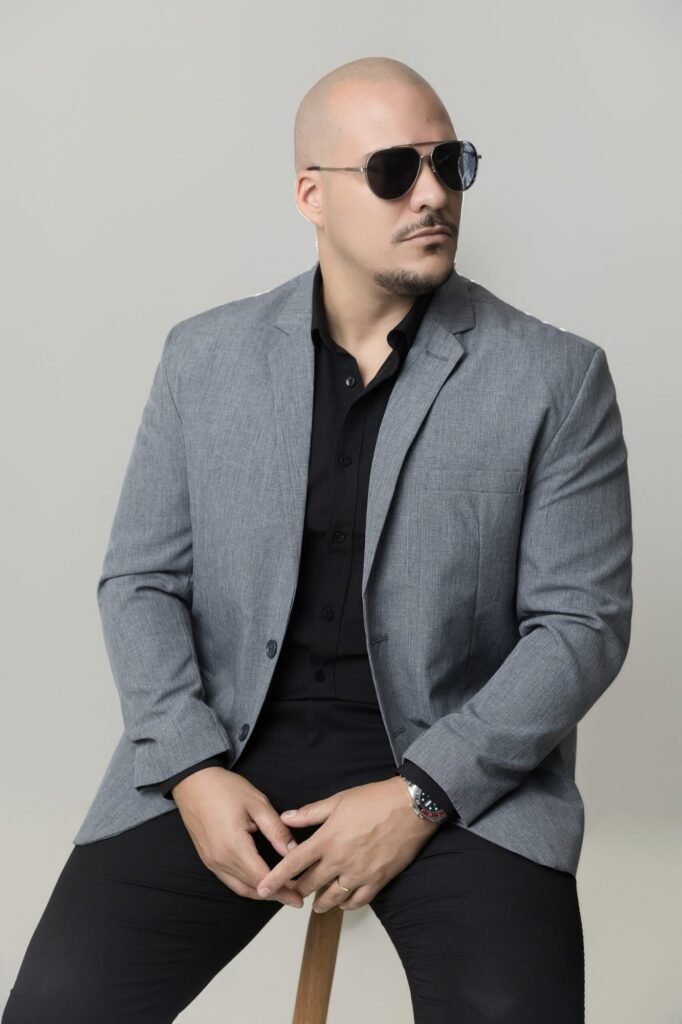 Retrato corporativo masculino em estudio com oculos escuros e blazer