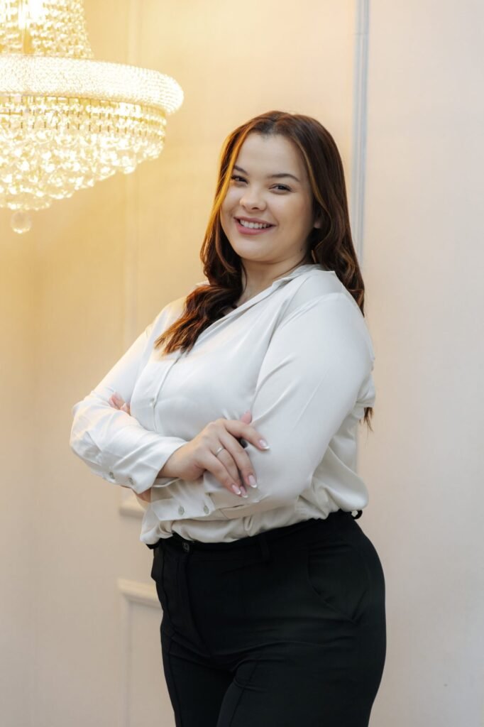 Biomedica esteta sorrindo em retrato para LinkedIn