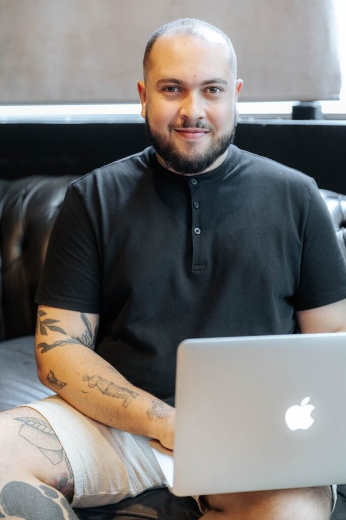 Retrato corporativo em luz natural com abordagem descontraida