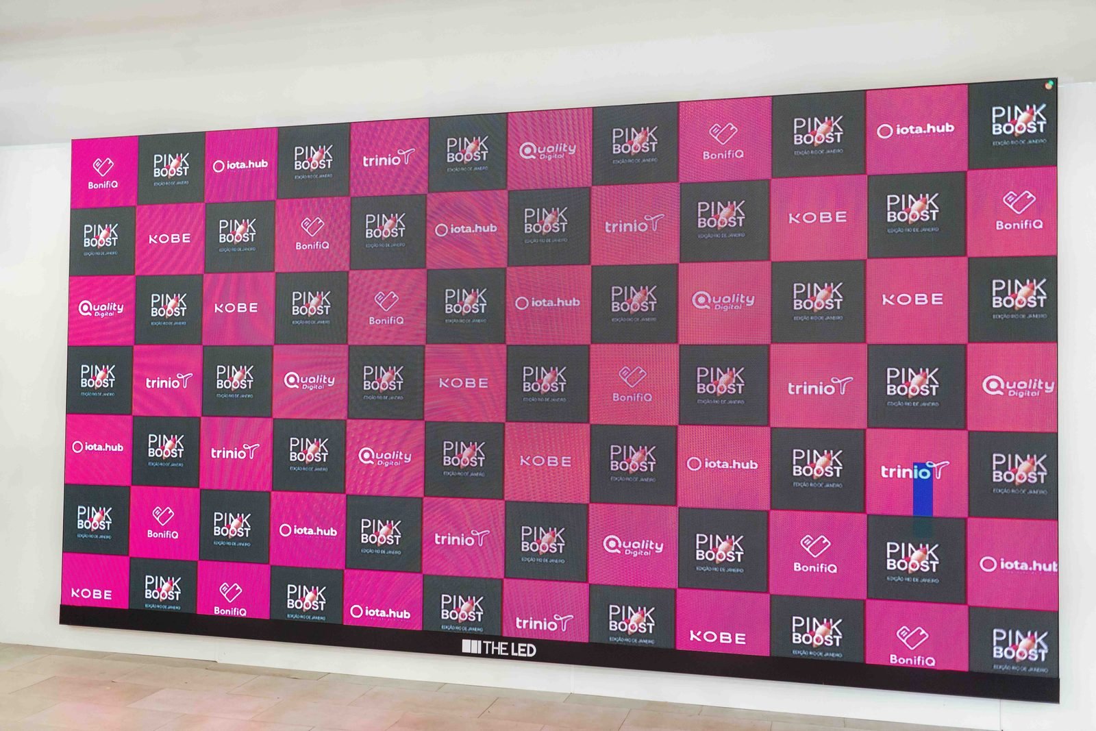 Painel de LED com as marcas patrocinadoras do VTEX Pink Boost, edicao Rio de Janeiro