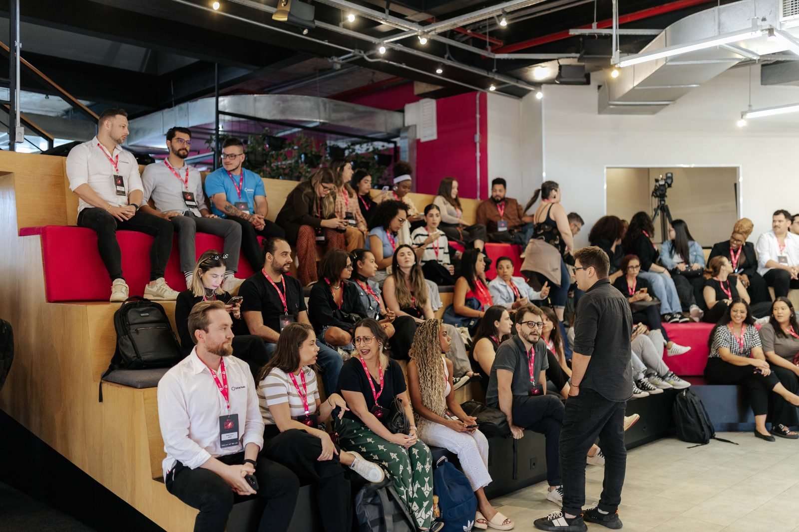Publico reunido na arquibancada do VTEX Pink Boost Rio de Janeiro