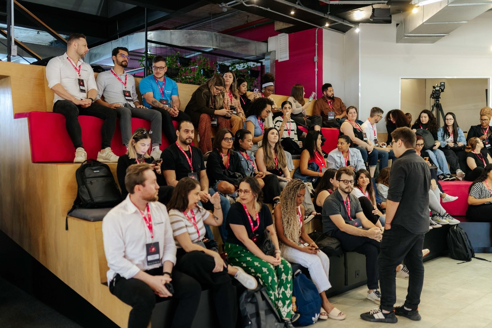 Vista geral da plateia durante o VTEX Pink Boost no Rio de Janeiro