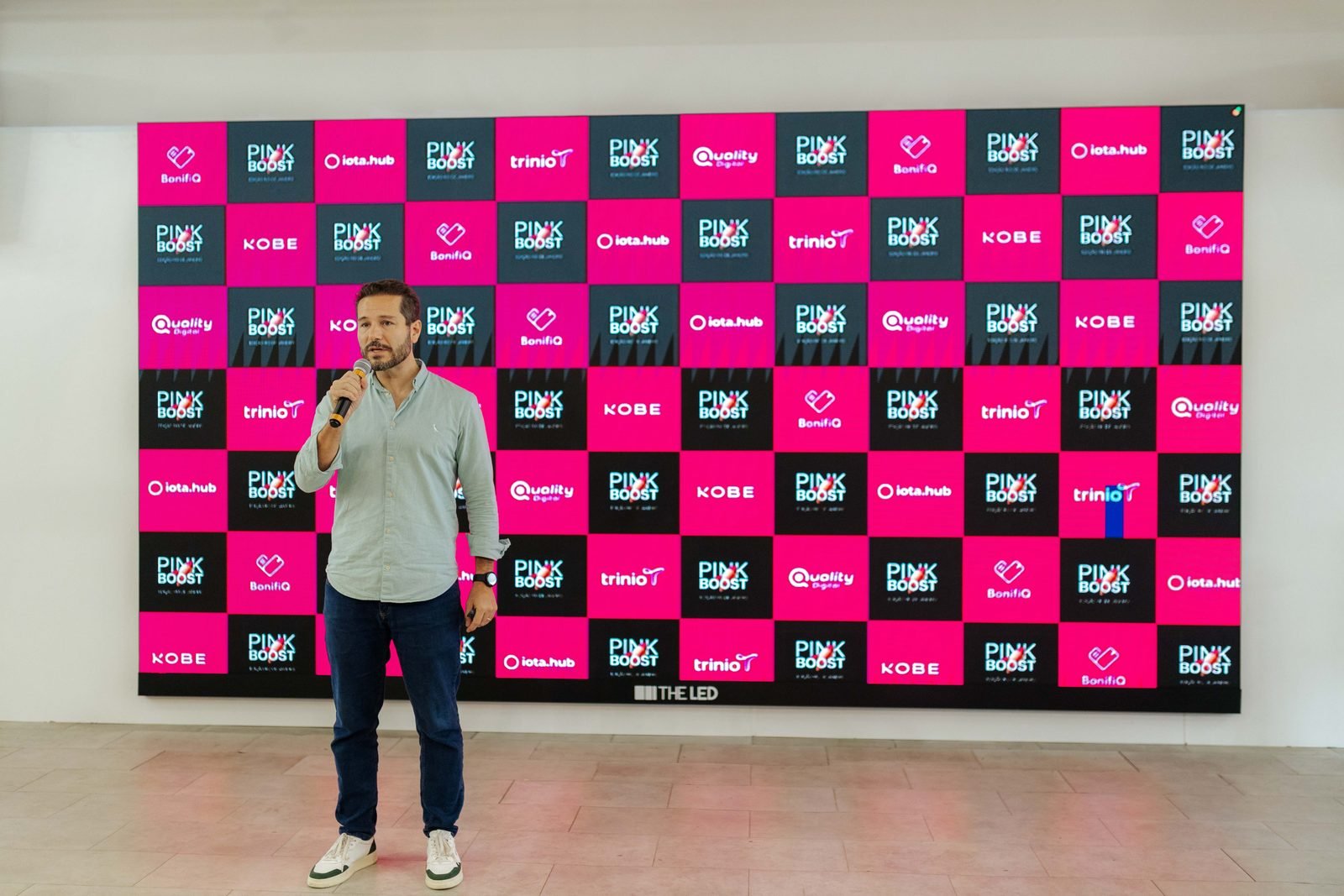 Abertura do evento em frente ao painel de LED do VTEX Pink Boost