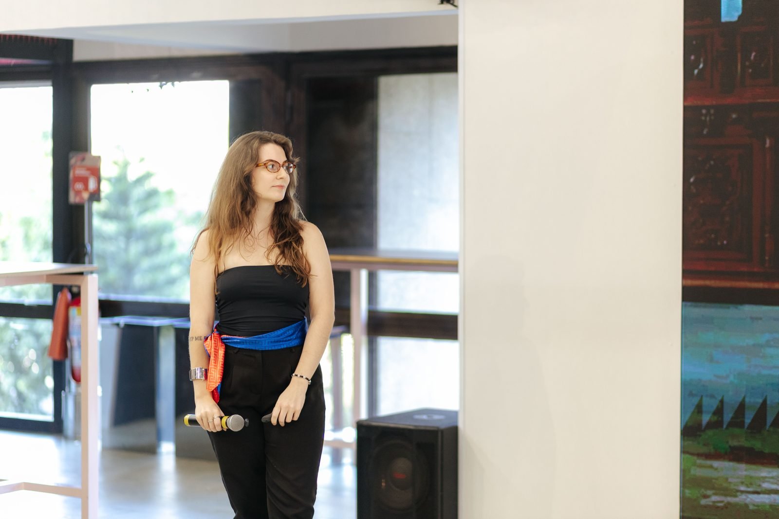 Apresentadora conduzindo a mediacao das palestras do VTEX Pink Boost