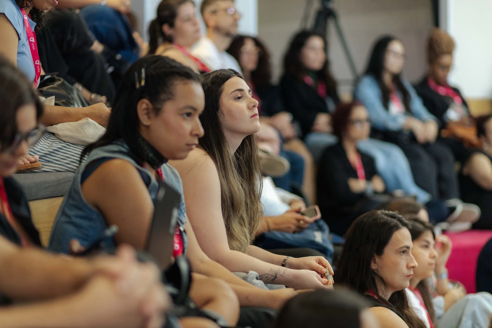 Detalhe do publico durante palestra no VTEX Pink Boost