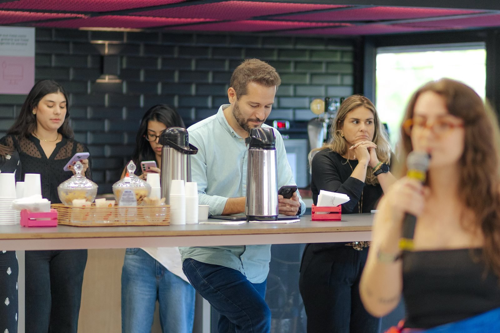 Participantes no coffee break durante o VTEX Pink Boost