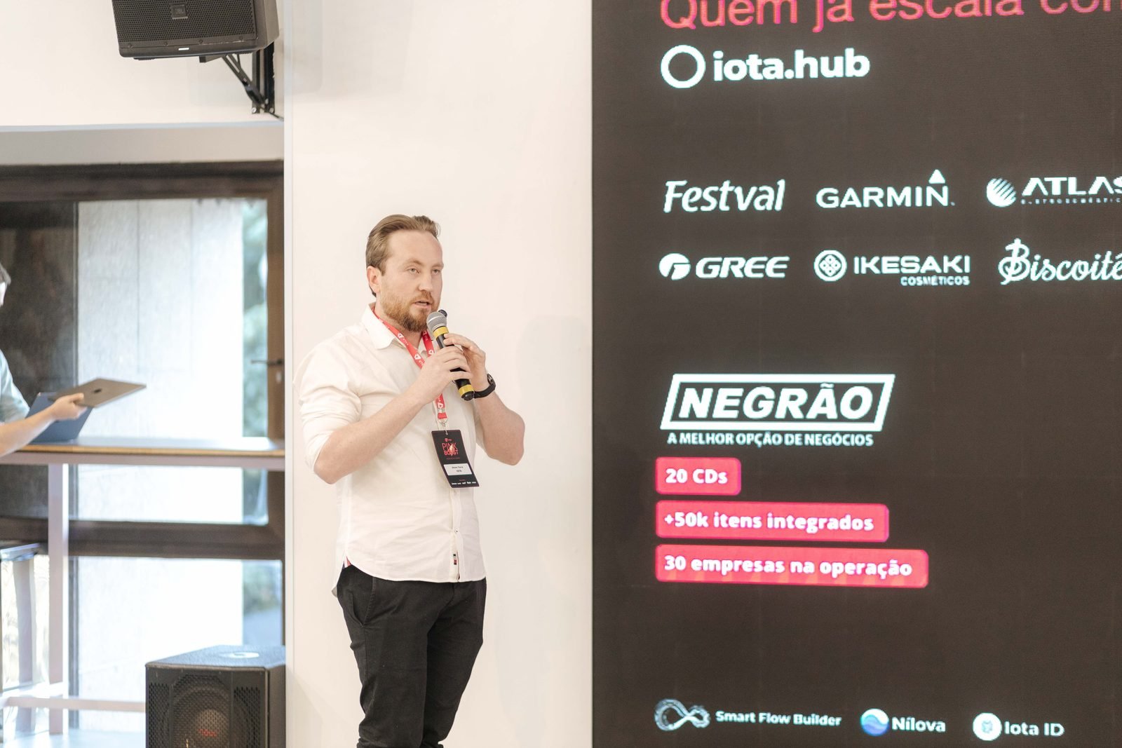 Palestra da iota.hub apresentando o case Negrao no VTEX Pink Boost