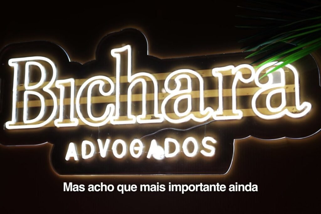 Letreiro neon do Bichara Advogados na confraternização de 25 anos do escritório